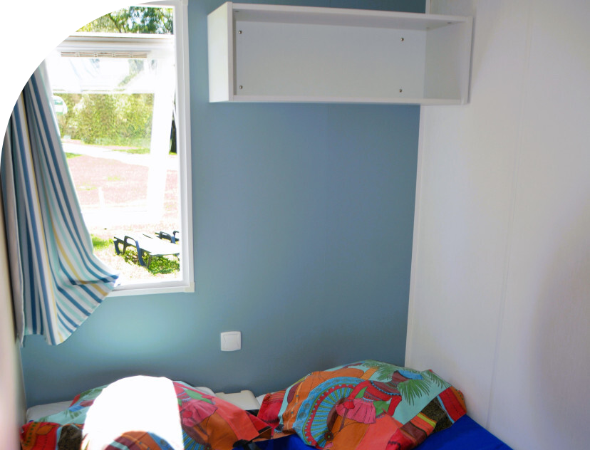 mobil-home Quattro avec terrasse en bois couverte en location au camping les Bords de Loue, en région Bourgogne-Franche-Comté 