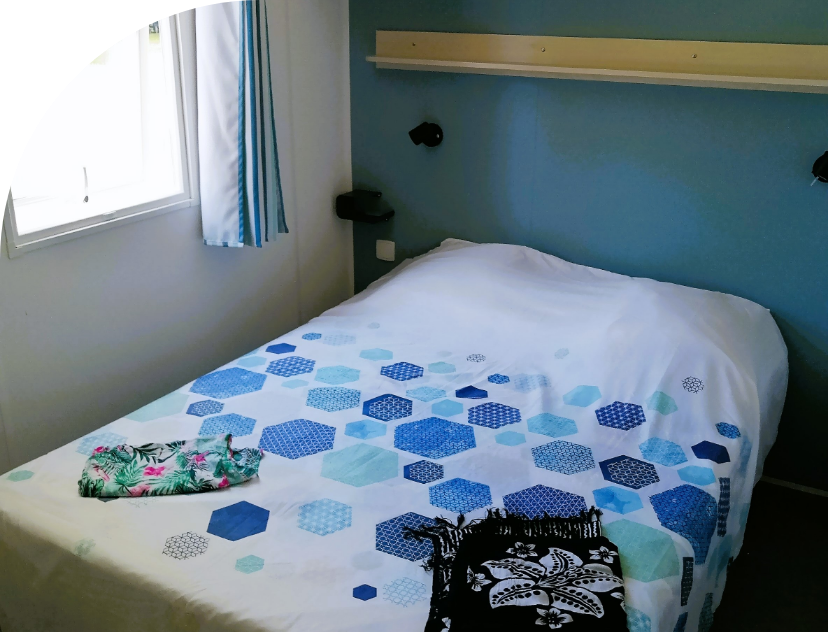 Kamer met groot bed in stacaravan Quattro