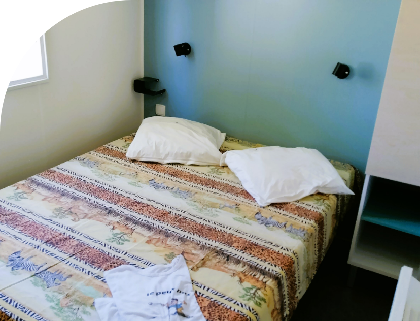 Kamer met tweepersoonsbed in stacaravan Quattro