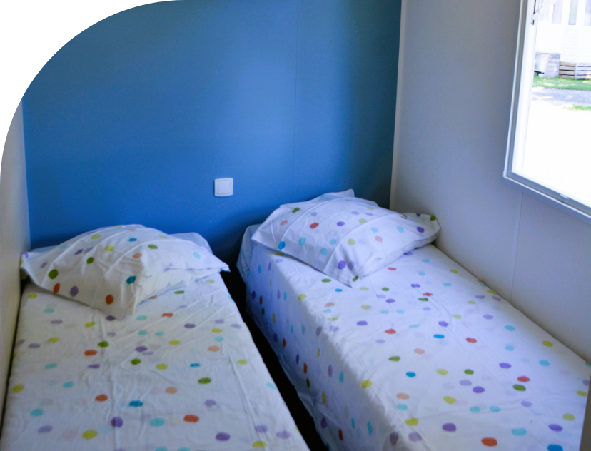 Kamer met 2 eenpersoonsbedden in stacaravan Quattro