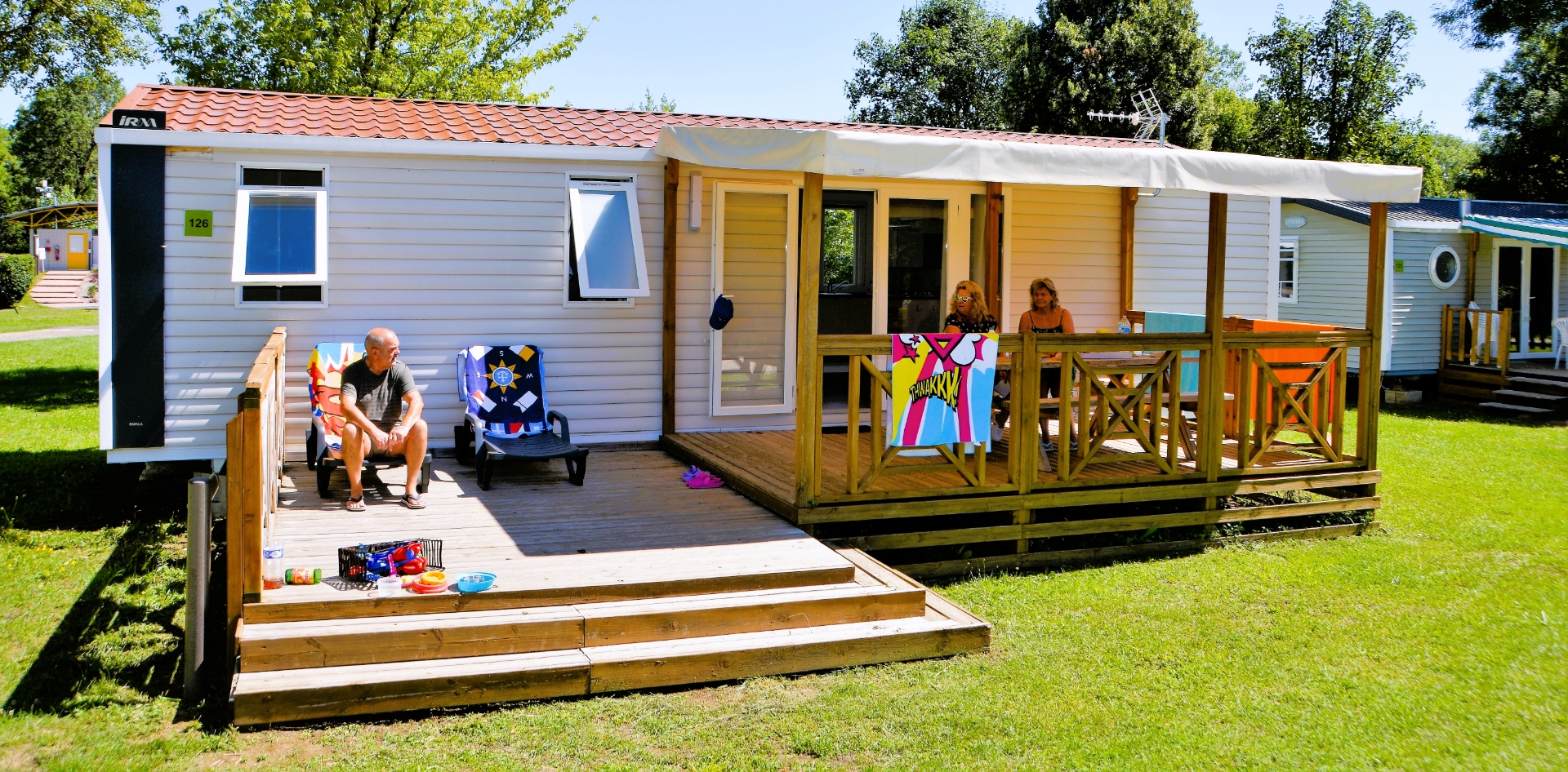 Location Mobil-home Quattro dans le Jura avec terrasse en bois couverte