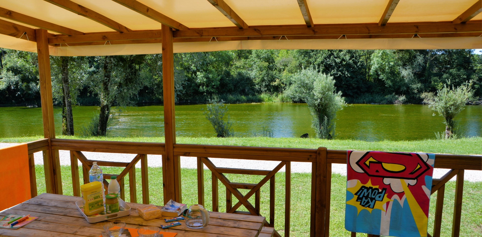 Vue du lac depuis la terrasse couverte du mobil-home Quattro