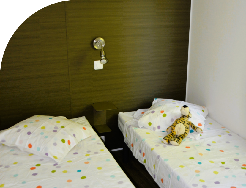 Schlafzimmer mit 2 Einzelbetten des Mobilheims Trio, zu vermieten auf dem Campingplatz Les Bords de Loue im Jura