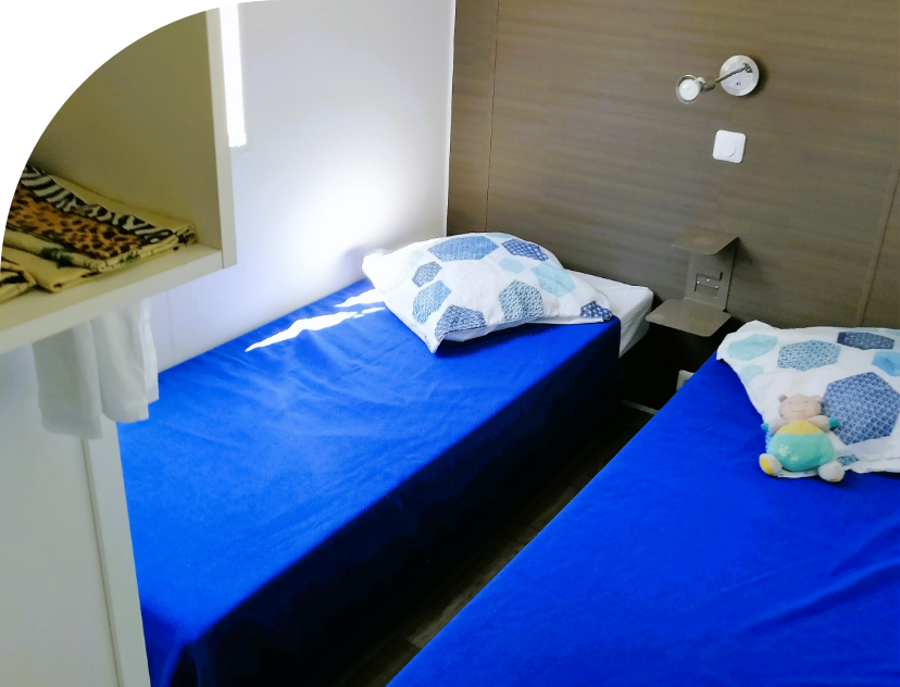 Chambre avec 2 lits simples du mobil-home Trio en location au camping les Bords de Loue à Parcey