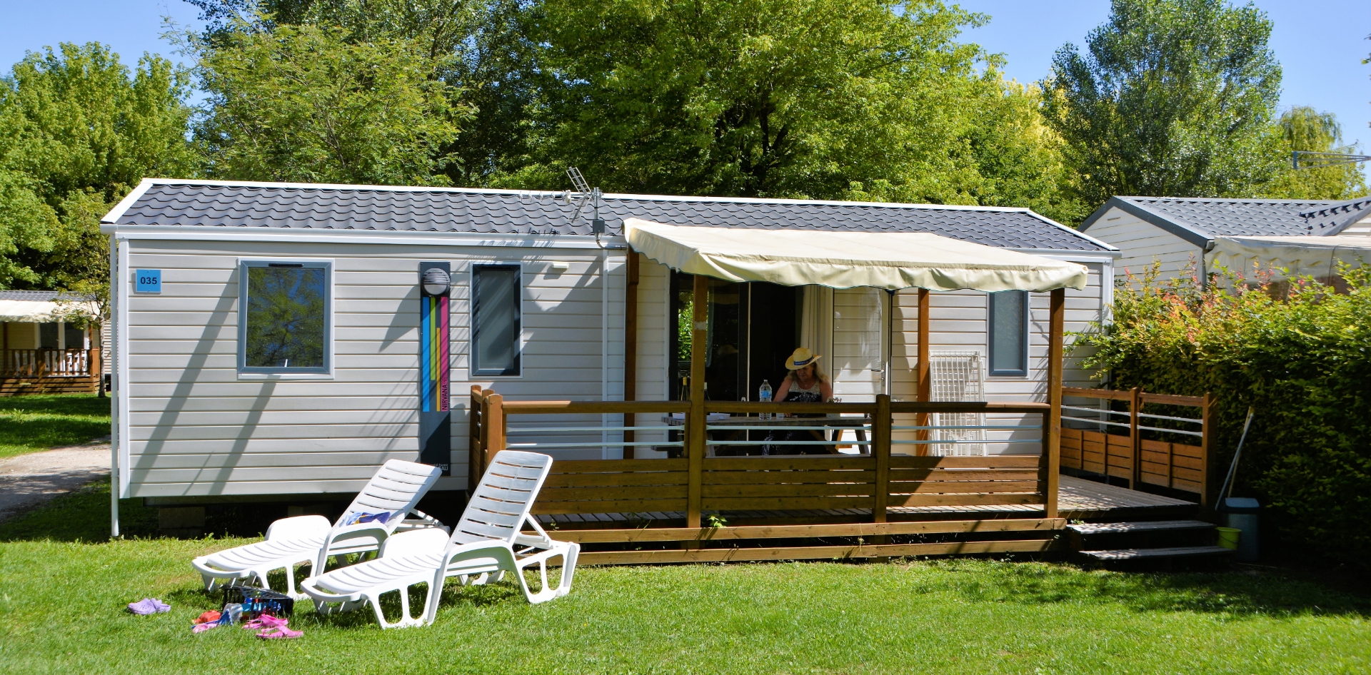 Location mobil-home Trio dans le Jura avec terrasse en bois