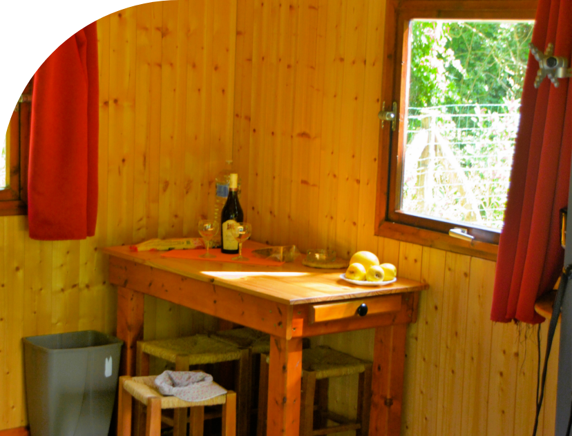 L’Espace salle à manger du Petit Chalet, en location au camping les Bords de Loue dans le Jura