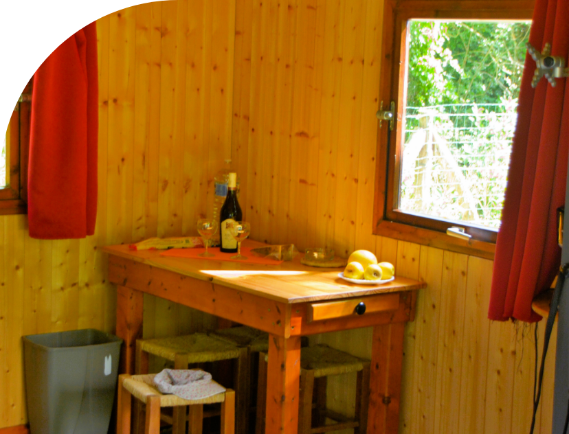 Der Essbereich des kleinen Chalets, zu vermieten auf dem Campingplatz Les Bords de Loue im Jura