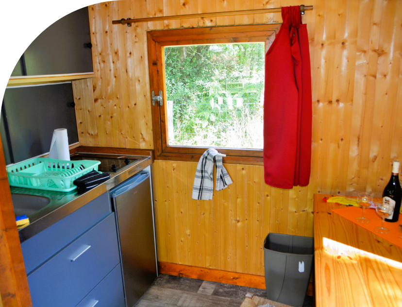 Der Küchen-/Essbereich des kleinen Chalets, zu vermieten auf dem Campingplatz Les Bords de Loue in Parcey