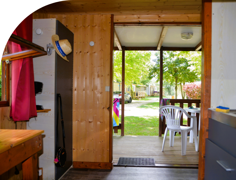 Foto van de kookhoek en het overdekte terras van Klein Chalet, verhuurd op camping 