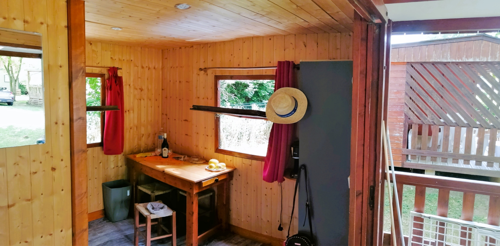 L’Espace cuisine - salle à manger du Petit Chalet, en location au camping les Bords de Loue en région Bourgogne-Franche-Comté