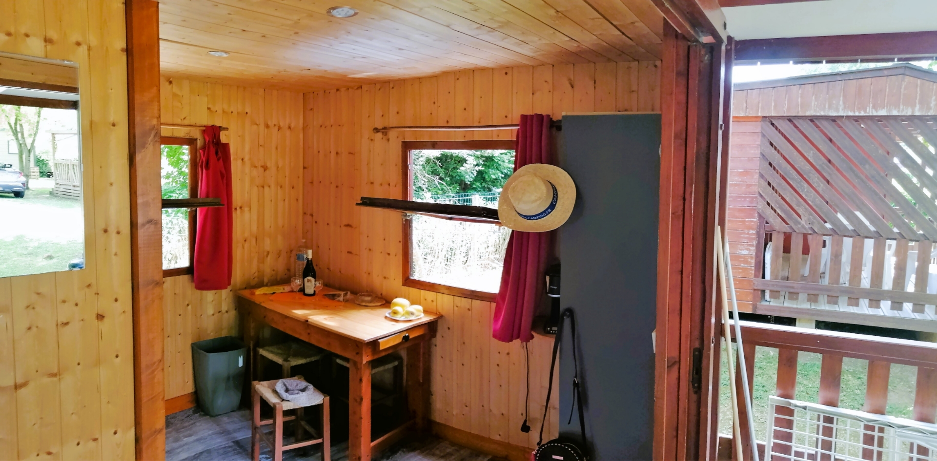 De kookhoek – eethoek van Klein Chalet, te reserveren op camping 