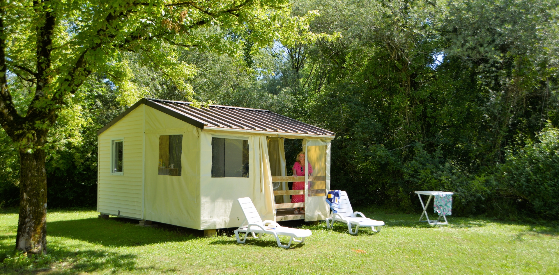 Ansicht der Mietunterkunft Tithome auf dem Campingplatz Les Bords de Loue im Jura