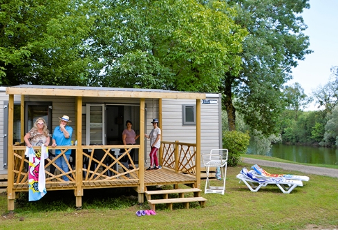 Stacaravan 2 kamers met houten terras 