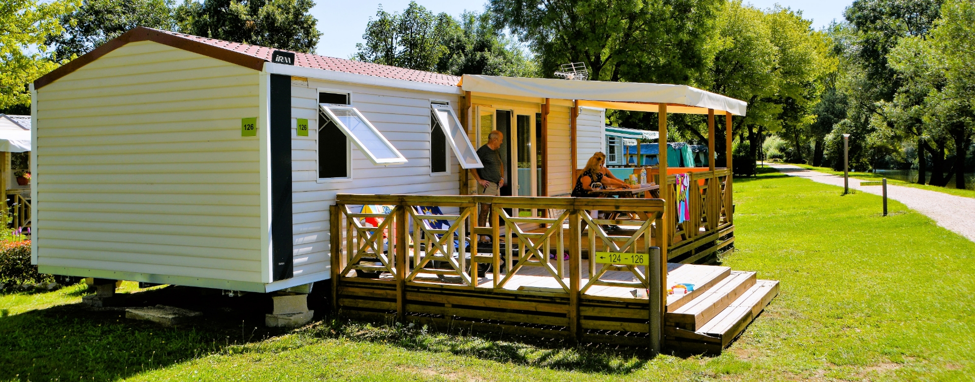 Accommodation in a mobile home in Jura, with wood terrace