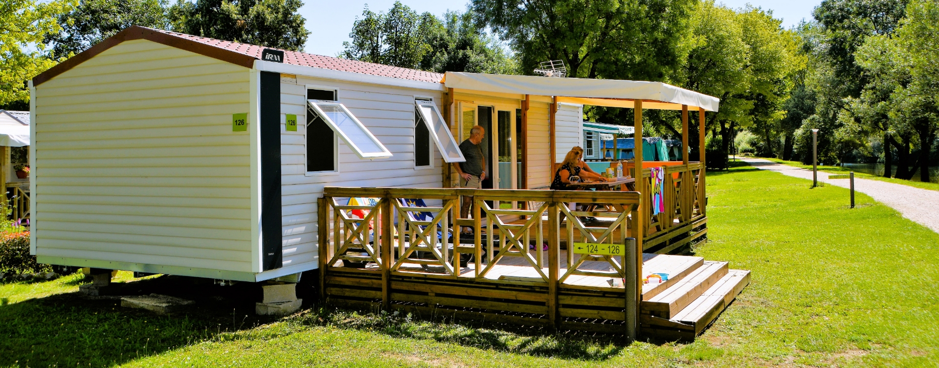 Mobilheim-Unterkünfte im Jura mit Holzterrasse