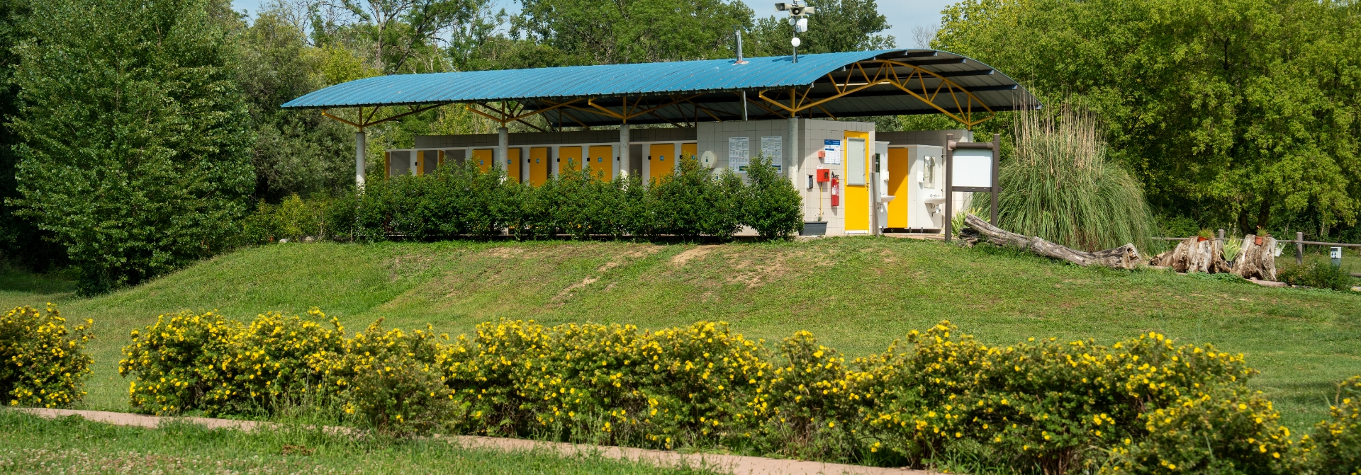 Les sanitaires du camping les Bords de Loue en région Bourgogne-Franche-Comté