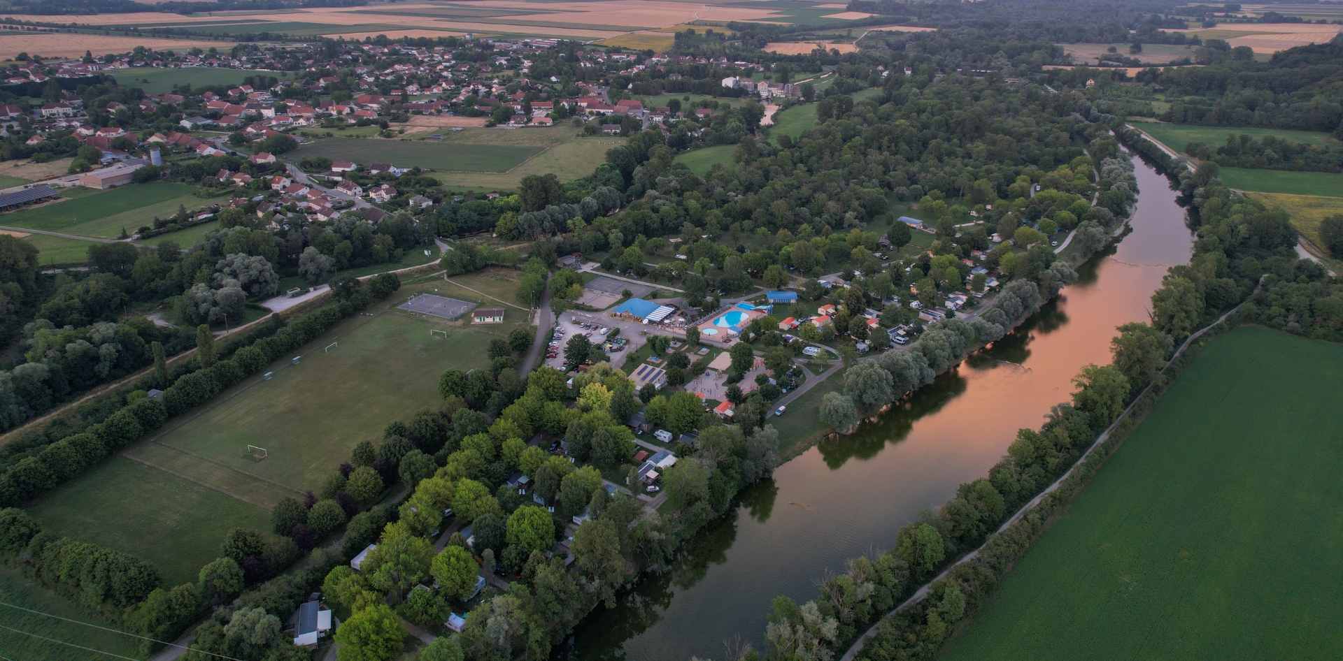 Luftbild des Campingplatzes Les Bords de Loue im Jura in der Region Bourgogne-Franche-Comté