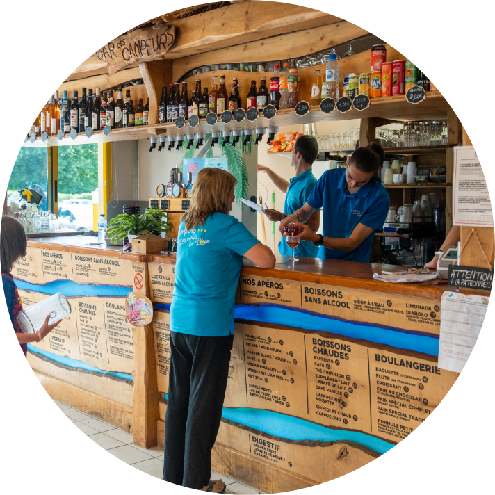 Le bar du camping Les Bords de Loue propose de délicieux cocktails avec ou sans alcool