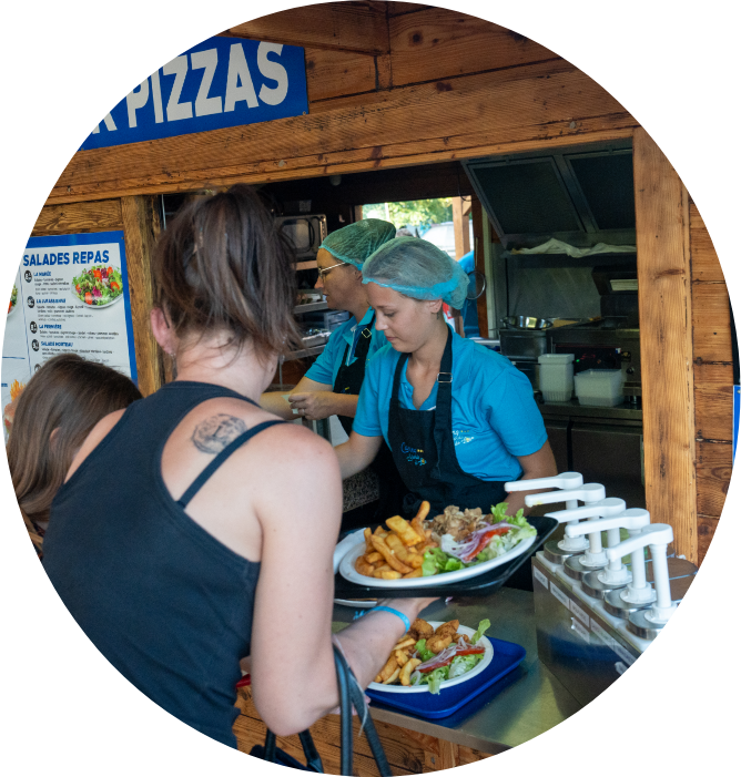 Le snack du camping Les Bords de Loue dans le Jura, propose une cuisine rapide et gourmande avec des plats faits maison